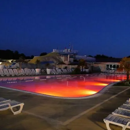 Camping Mobil-home Village Vacances *